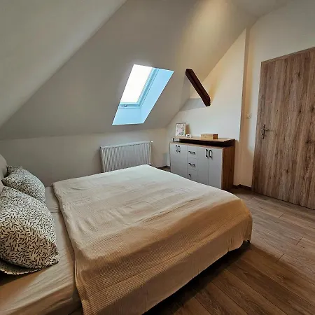 Utulny Podkrovny Apartman, Pet Friendly 아파트 *
